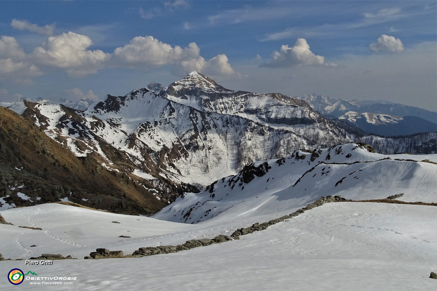 61 Vista sulla vallata del Rif. Balicco e  Bivacco Zamboni con immancabile vista in Cavallo.JPG